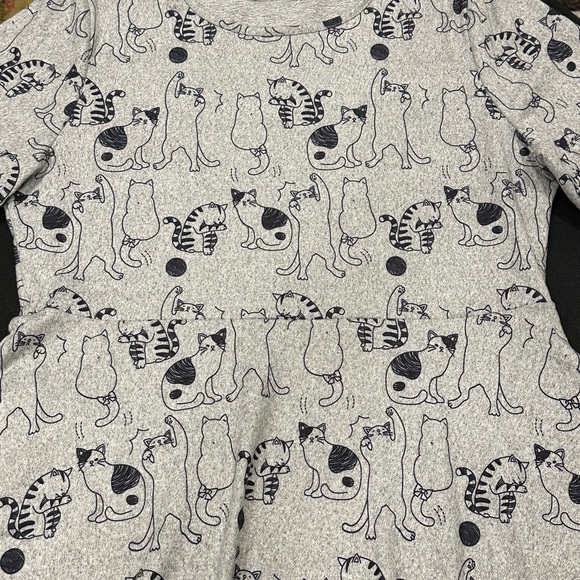 Grey stretch knit dress with whimsical cat print, long sleeves and pockets. - Picture 5 of 9